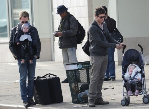 Neil-Patrick-Harris-the-Fam-Head-Out-of-Manhattan-5-580x435
